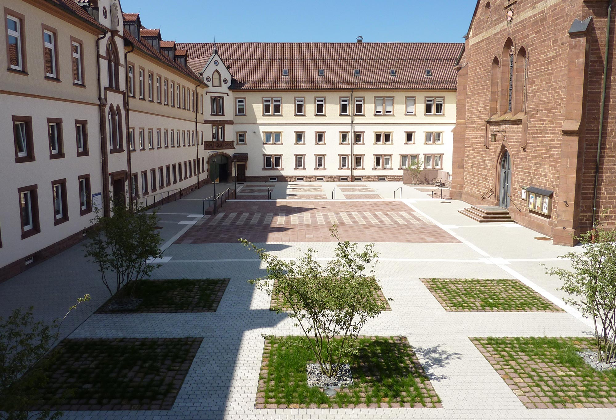 Klosterhof Leitsystem mit Bodenindikatoren Platzflaeche faktorgruen